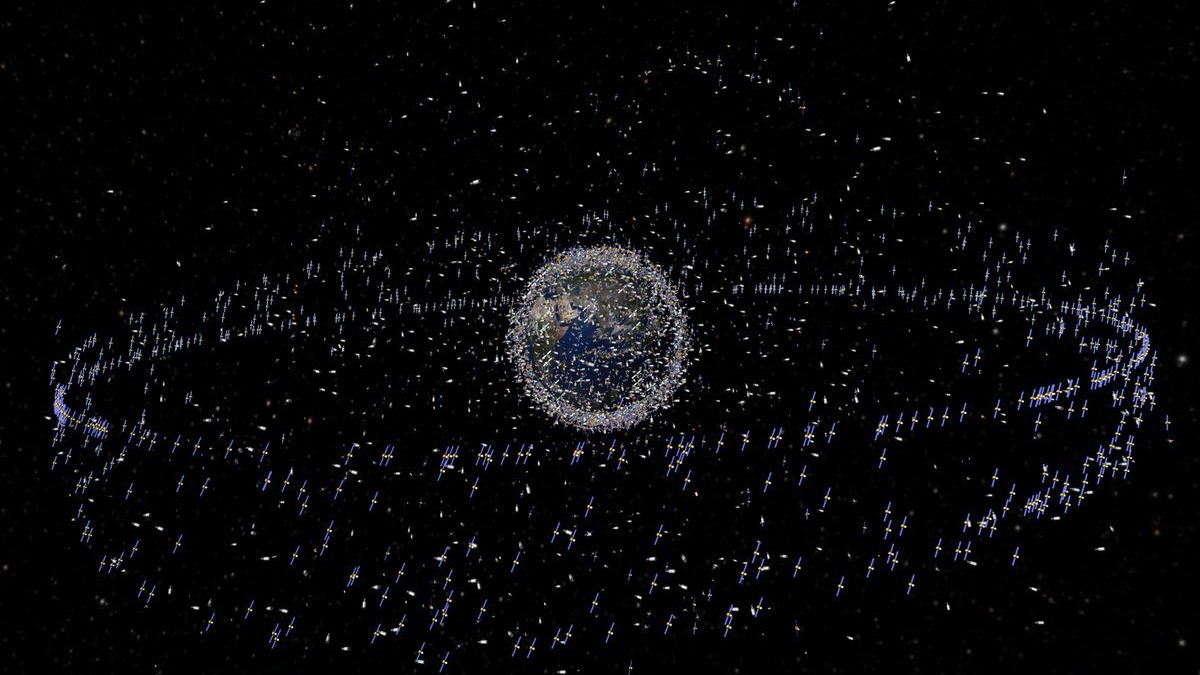 À 300 km au-dessus des satellites géostationnaires dérive un cimetière d'engins spatiaux que personne ne viendra jamais ch...