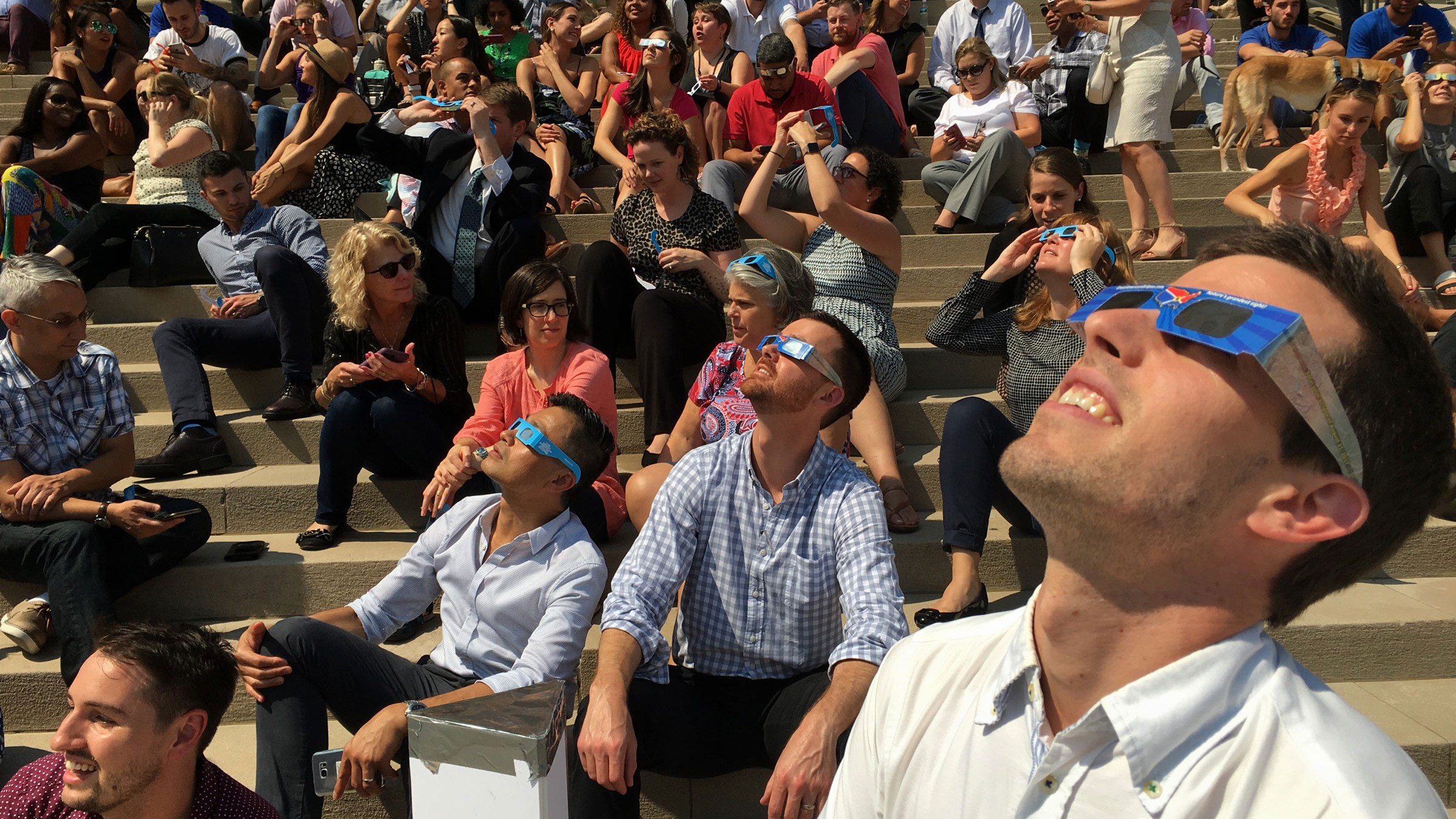On s'obstine tous à pointer notre smartphone vers le Soleil pendant une éclipse : ce filtre à quelques euros évite pourtan...