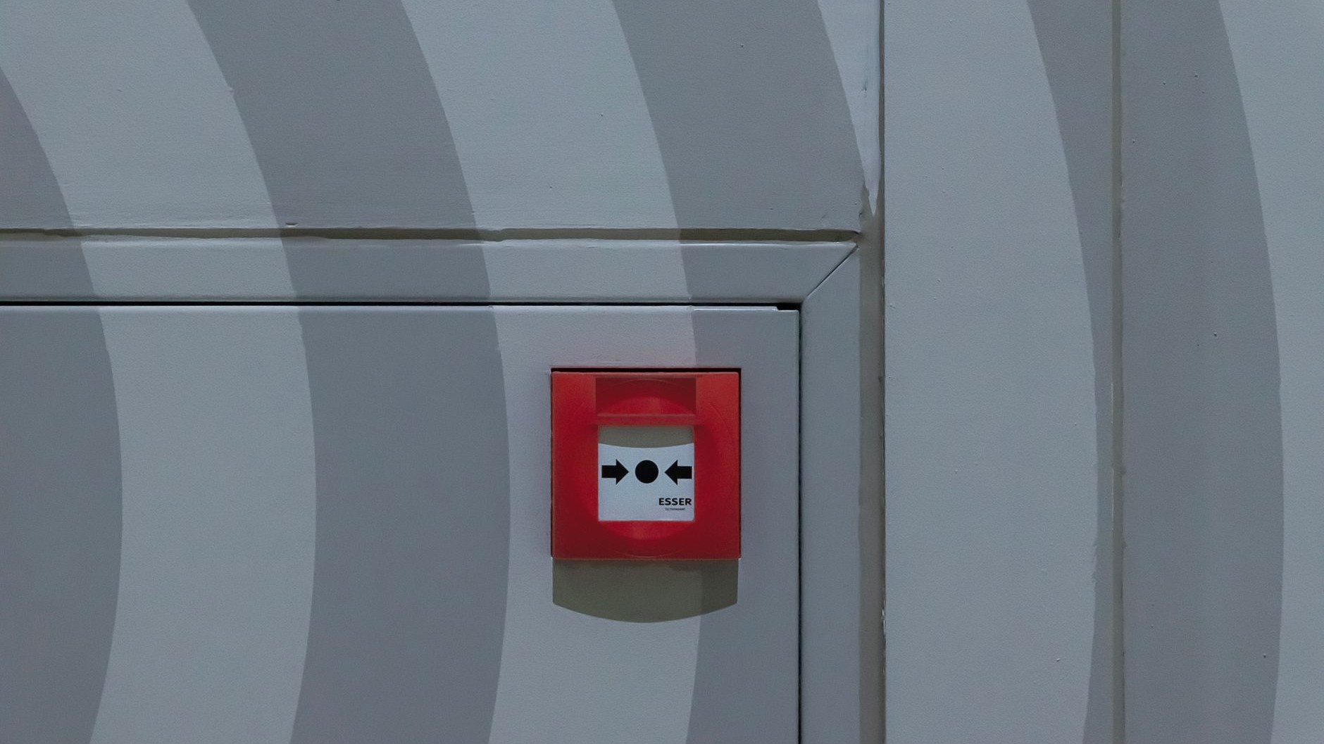 Personne ne pense à le vérifier : ce petit boîtier au fond de la cabine dépend d'un réseau que les opérateurs éteignent pa...